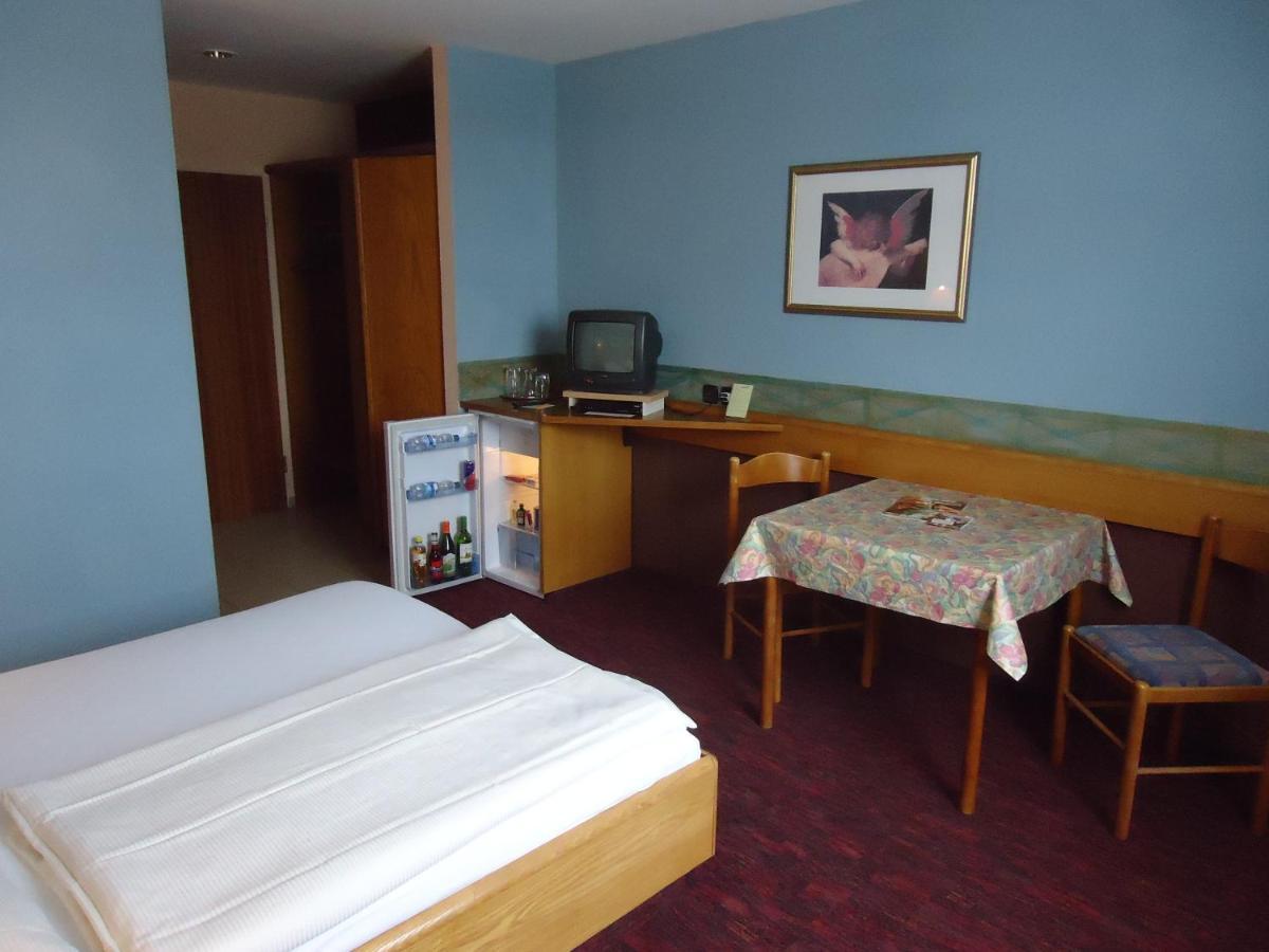 Enjoyhotel Garni Korntal Stuttgart B&B Parkplatz Sprinter Exterior foto