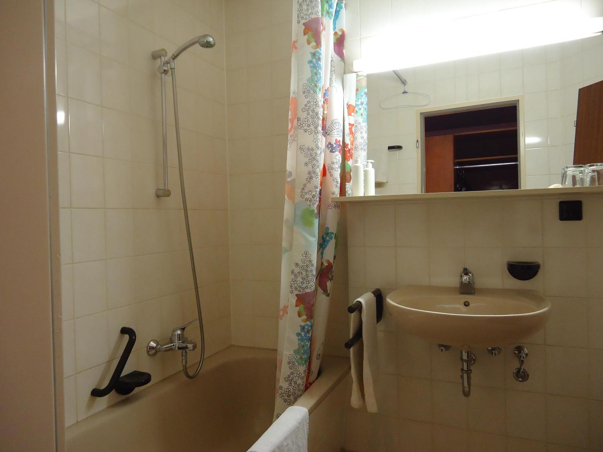 Enjoyhotel Garni Korntal Stuttgart B&B Parkplatz Sprinter Exterior foto
