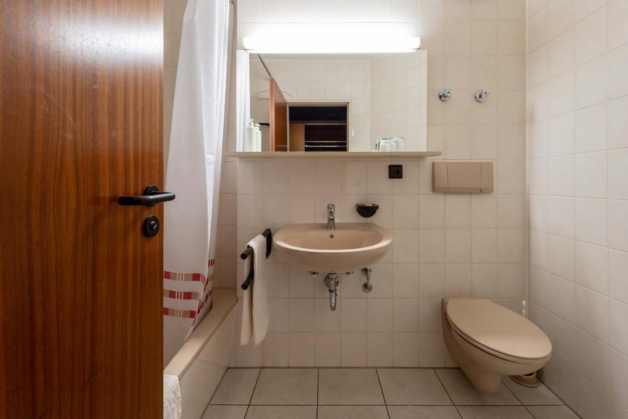 Enjoyhotel Garni Korntal Stuttgart B&B Parkplatz Sprinter Exterior foto